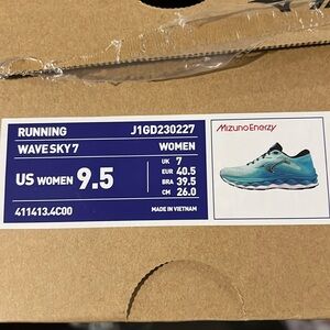 Mizuno Wave Sky7 women 9.5 new in box